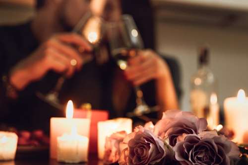 Τετ α τετ μενού στο σπίτι με κρασί